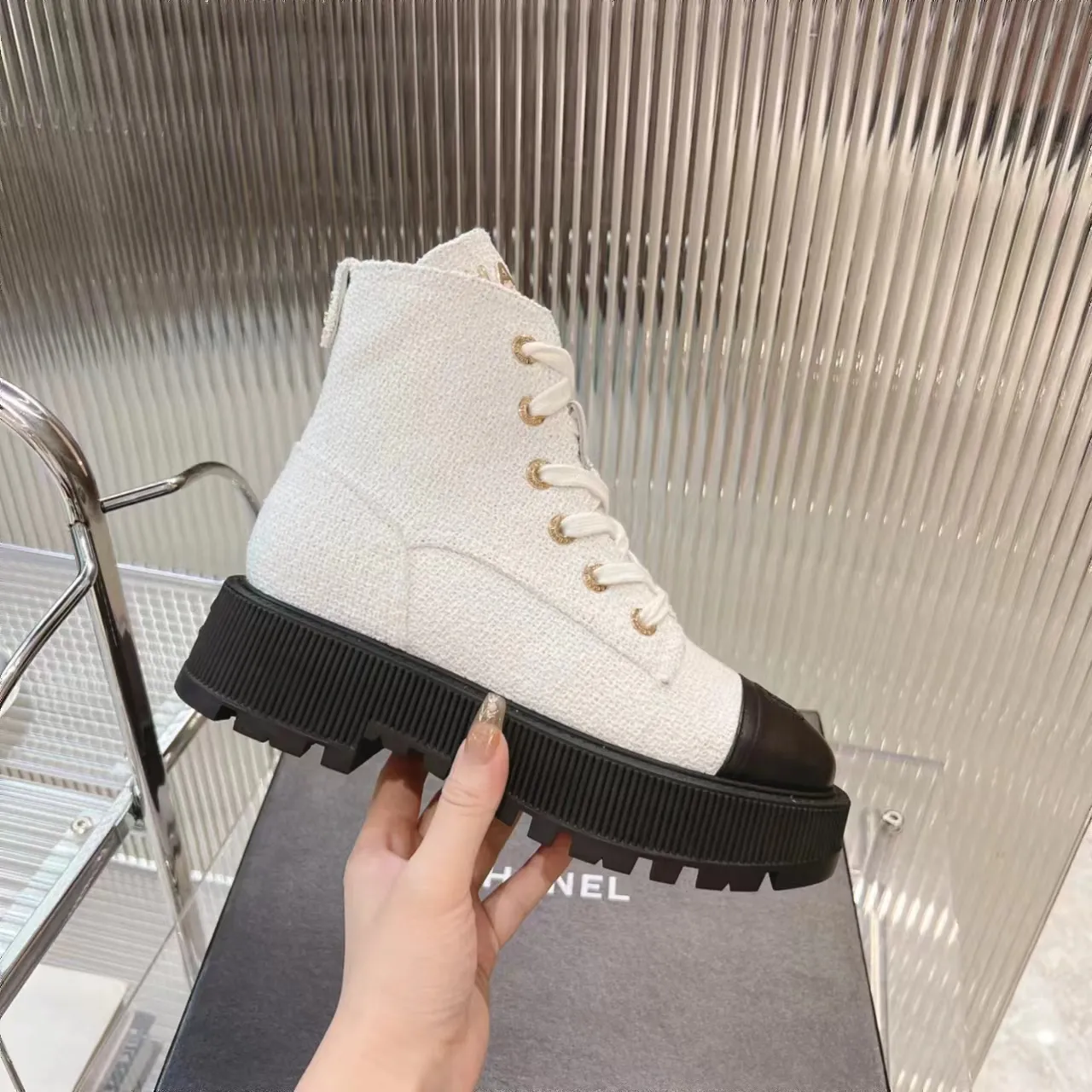 👟👟Ex-factory price 560👟👟 𝗖𝗛𝗔𝗡𝗘𝗟𝟐𝟑B Chanel𝐅𝐖A must-have for autumn and winter, diamond motorcycle boots, Martin boots, Xiaoxiangjia's super classic motorcycle boots, sweet and cool shape, can easily increase the height of the upper foot and lengthen the leg shape. Matching letters 𝐥𝐨𝐠𝐨 are fashionable and fashionable. A one-to-one replica of the original. 👟Fabric: Original custom fabric ▪️Heel height: 𝟒𝐜𝐦 ▪️Inner: Sheepskin ▫️𝐒𝐢𝐳𝐞:𝟑𝟓-𝟒𝟏𝐌(𝟒𝟎, 𝟒𝟏 customization is not returnable) ▪️Sole: original 1:1 mold 𝐓𝐏𝐔 outsole (not a cheap rubber sole on the market) ▫️Color: black blue White (three colors included) ▪️Combined with original full set of packaging📦